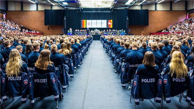 Bewerberzahlen bei der Polizei weiter gesunken Angehende Polizistinnen und Polizisten des Bachelorstudienjahrgangs der Polizeiakademie Niedersachsen nehmen an ihrer Vereidigungsfeier in der Swiss Life Hall teil.