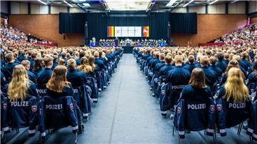 Angehende Polizistinnen und Polizisten des Bachelorstudienjahrgangs der Polizeiakademie Niedersachsen nehmen an ihrer Vereidigungsfeier in der Swiss Life Hall teil.