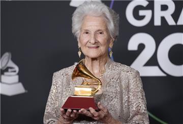 Angela Alvarez steht mit dem Preis für die beste neue Künstlerin bei den 23. jährlichen Latin Grammy Awards in der Mandalay Bay Michelob Ultra Arena in Las Vegas.