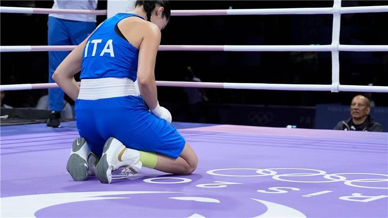 „Würde sie umarmen“: Boxerin Carini verteidigt Khelif Angela Carini kniet im Ring.