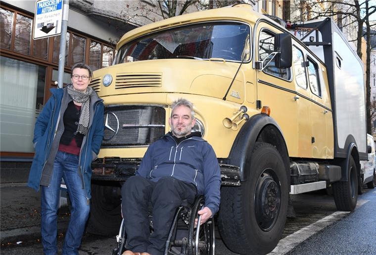 Bremerhaven: Weltenbummler starten im rollstuhlgerechten Laster Angela Färber und Jakob Raithel vor ihrem Reise-Laster, der das Paar in wenigen Tagen in ferne Länder bringen soll.