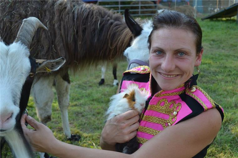 Geestemünde: Meerschweinchen vermutlich gestohlen Angela Kaselowsky mit einem ihrer Meerschweinchen. Dem Wanderzirkus sind acht Meerschweinchen aus dem zirkuseigenem Streichelzoo gestohlen worden, vermutlich von Kindern.