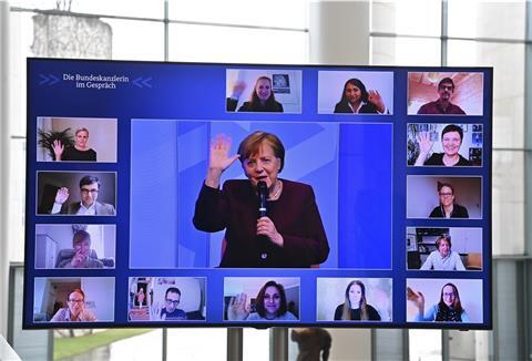 Angela Merkel hat Eltern in einer Online-Diskussion Hoffnung gemacht, dass Schulen und Kitas bald wieder aufmachen.