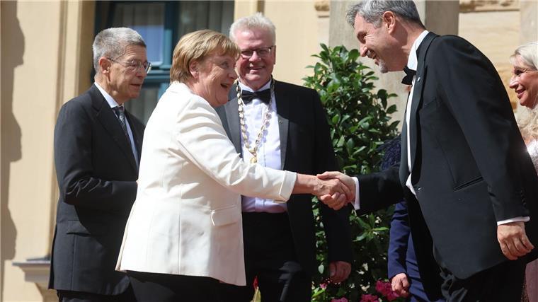 Roter Teppich für die Politik - Bayreuth-Start nach Gewitter Angela Merkel in Bayreuth.