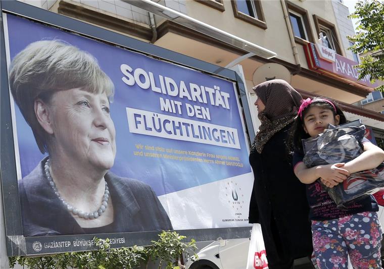 Merkel besucht Flüchtlingslager in der Türkei Angela Merkel ist zum Besuch eines Flüchtlingscamps in der türkischen Provinz Gaziantep aufgebrochen.
