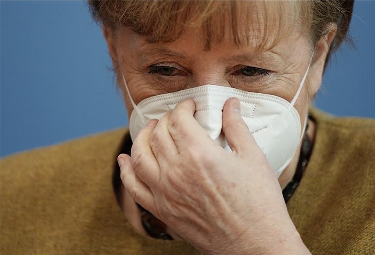 Merkel wirbt für längeren Lockdown Bundeskanzlerin Angela Merkel (CDU) setzt nach einer Pressekonferenz zur aktuellen Lage das Haus der Bundespressekonferenz ihre Schutzmaske auf.