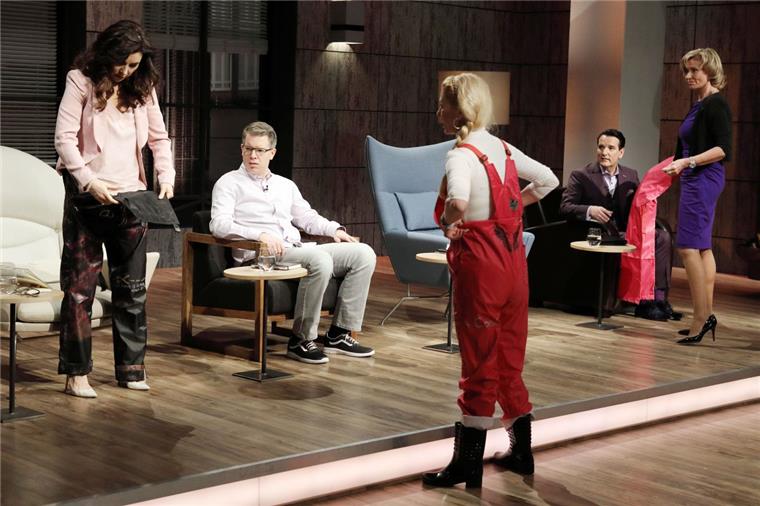 Mit der Partyhose in die Höhle der Löwen Angelika Hansen (vorne) präsentiert ihr Produkt die "Rubberbüx" vor den Löwen Judith Williams, Frank Thelen, Dagmar Wöhrl und Ralf Dümmel (v.l.).
