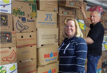 Angelika und Klaus Siewers in ihrer Garage: Mehr als 100 Bananen- und Umzugskartons mit Textilien haben sie in den ersten beiden Monaten ihres Engagements gesammelt, sortiert und verpackt.