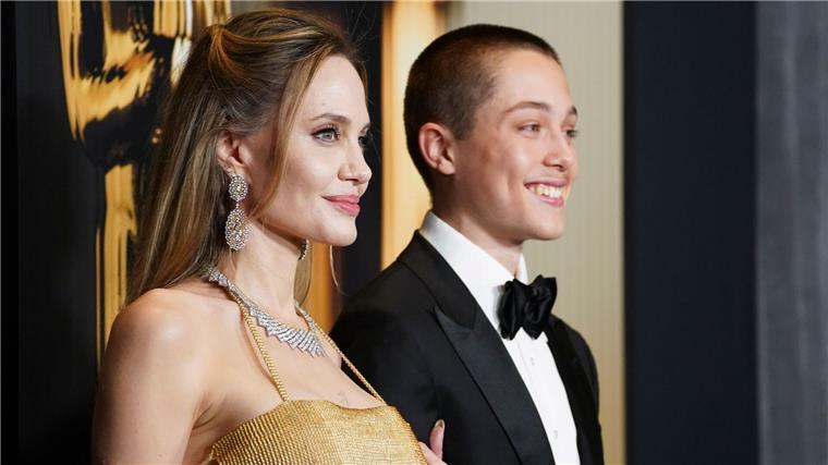Stars bei Ehren-Oscar-Gala: verstorbener Quincy Jones geehrt Angelina Jolie bringt ihren Sohn Knox Leon Jolie-Pitt zu der Gala mit.