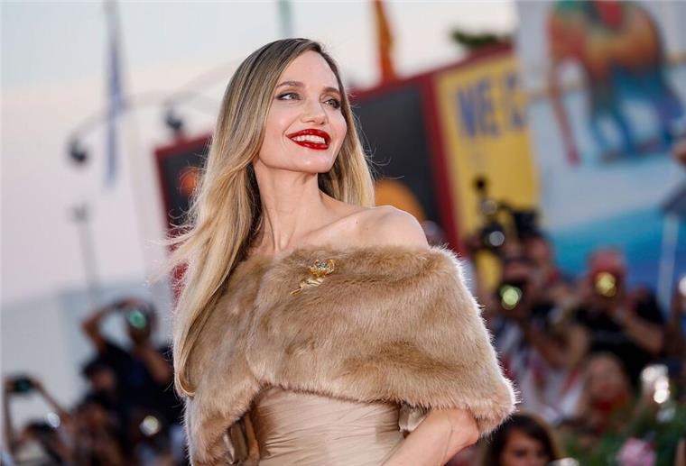 Schaulaufen der 90er-Jahre-Stars beim Filmfest Venedig Angelina Jolie feiert mit „Maria“ ein Kino-Comeback.