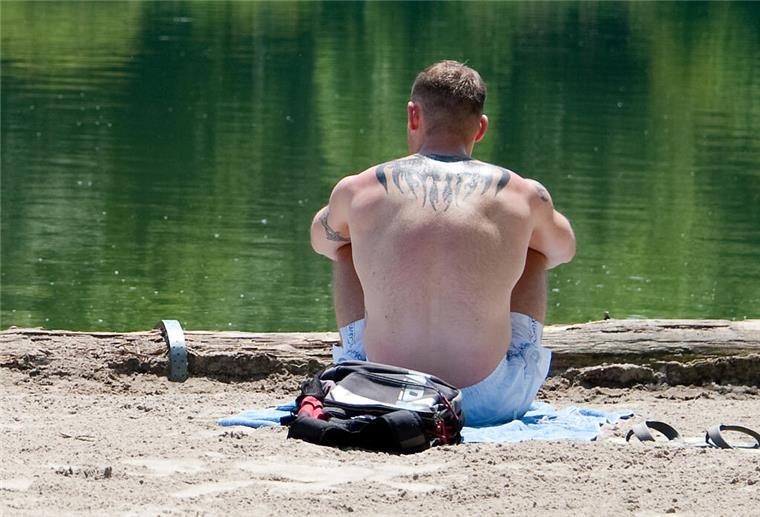 Angeln an einem See kann ein sehr entspanntes Hobby sein. Für einen 35-Jährigen hätte ein Angelausflug aber fatale Folgen haben können (Symbolbild)