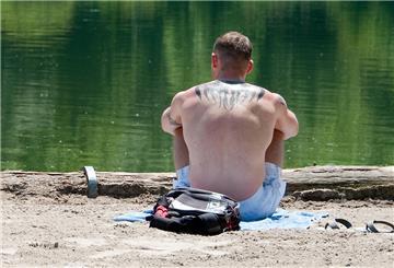 Angeln an einem See kann ein sehr entspanntes Hobby sein. Für einen 35-Jährigen hätte ein Angelausflug aber fatale Folgen haben können (Symbolbild)
