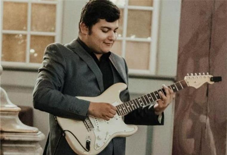 Sittensen: Angelo D’Costa- Vom harten Metaller zum weichen Jazzer Angelo D'Costa kommt wieder nach Sittensen. Im Jagdschloss auf dem Klostergut Burgsittensen gibt er zusammen mit seiner Kollegin Julia Lucia Braasch am 22. März ein Konzert.