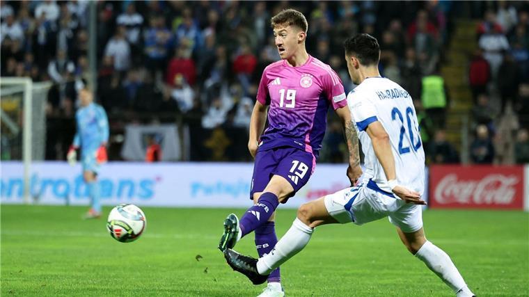 Angelo Stiller (l), gegen Bosnien eingewechselt, steht vor seinem Startelf-Debüt.