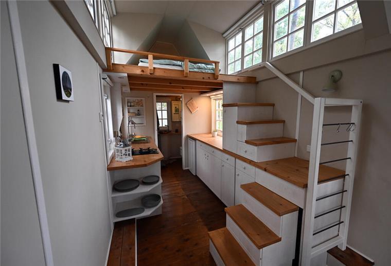 Tiny House: Alles was ihr über Preise, Förderungen und Co. wissen müsst Angesichts der aktuell hohen Bau- und Energiekosten in Deutschland nimmt das Interesse an Häusern mit besonders geringer Gesamtfläche nach Einschätzung von Experten zu.