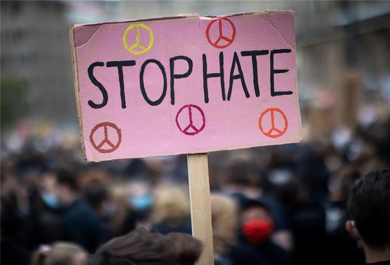 Teilnehmer einer Demonstration gegen Rassismus und Polizeigewalt protestieren mit einem Schild mit der Aufschrift «Stop Hate»