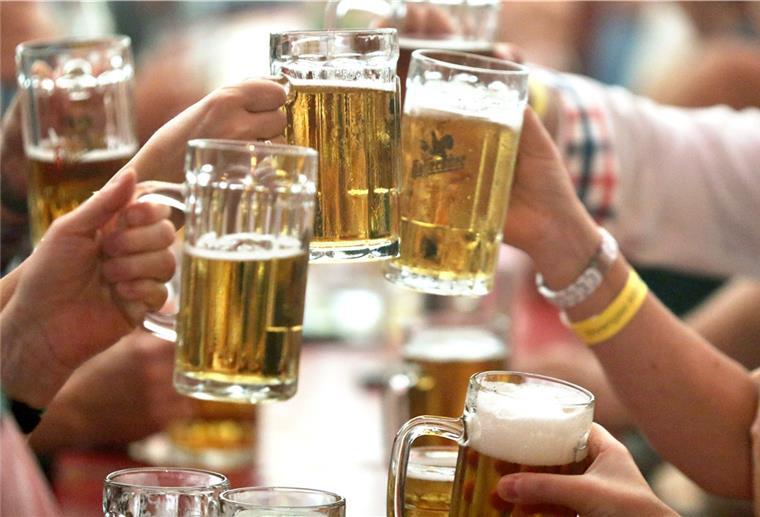 Appell: Auf Zeltfeten und Straßenfeste verzichten Angesichts wieder steigender Inzidenzzahlen, bittet der Landkreis seine Bürgerinnen und Bürger, auf Zeltfeten und Straßenfeiern zu verzichten.