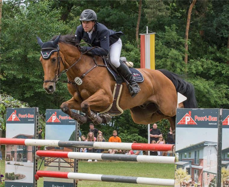 Die schönsten Fotos: Vier Tage Spitzen-Reitsport in Zeven Angespannte Miene: Josch Löhden setzte mit Lennart alles auf eine Karte. Am Ende fehlte ihm etwas mehr als eine halbe Sekunde.