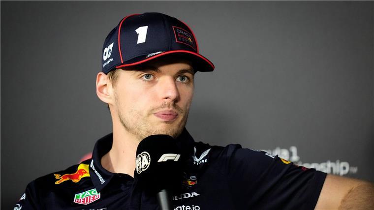 Wütender Verstappen mit Maulkorb - „Eis-Junge“ nun WM-Primus Angesprochen auf die entscheidende Szene, verkneift sich Verstappen einen Kommentar.