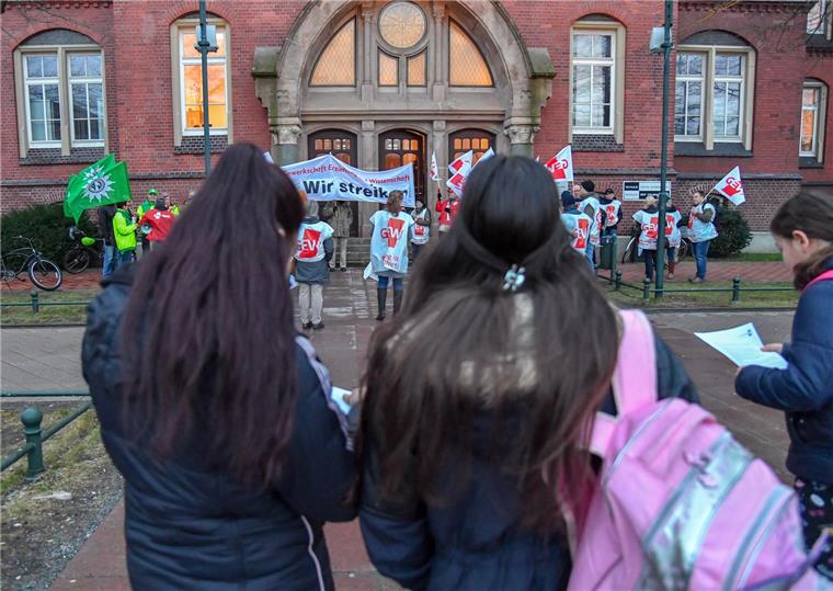 Bremerhaven: Rund 60 Teilnehmer bei Lehrer-Warnstreik Angestellte Lehrer und Sozialpädagogen streiken in Bremerhaven auf dem Ernst-Reuter-Platz.
