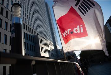 Eine Fahne von der Gewerkschaft Ver.di.