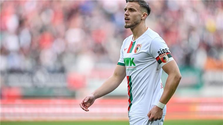 VfB holt Demirovic aus Augsburg - Guirassy vor BVB-Wechsel Angreifer Ermedin Demirovic wechselt innerhalb der Fußball-Bundesliga von Augsburg nach Stuttgart.