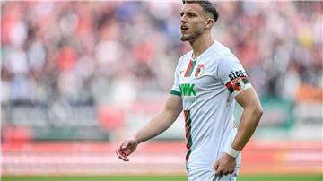 Angreifer Ermedin Demirovic wechselt innerhalb der Fußball-Bundesliga von Augsburg nach Stuttgart.