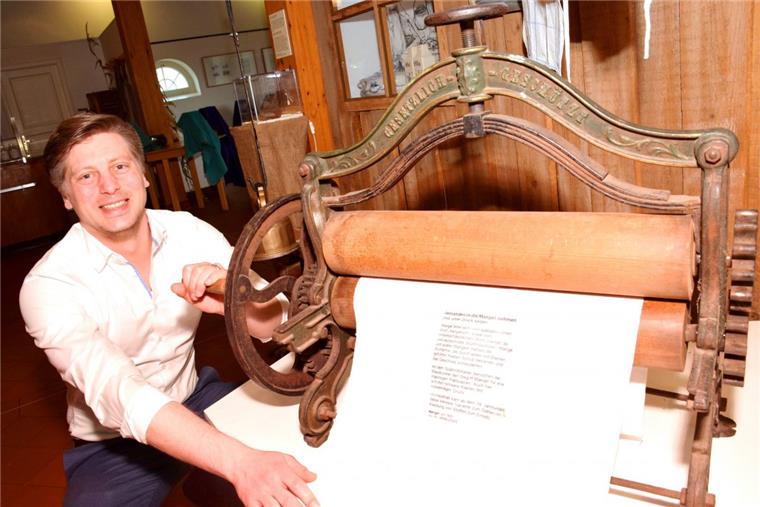 Angucken, anfassen, begreifen – so funktioniert die neue Sonderausstellung des Museums Moorseer Mühle. Anhand einer alten Mangel aus dem Museumsfundus demonstriert Leiter Christoph Greim, wie die Redewendungen „Jemanden in die Mangel nehmen“ entstanden ist.  