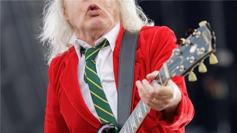 Letzte Deutschland-Konzerte - AC/DC rocken Hannover Angus Young überzeugte auch die Fans in Hannover.