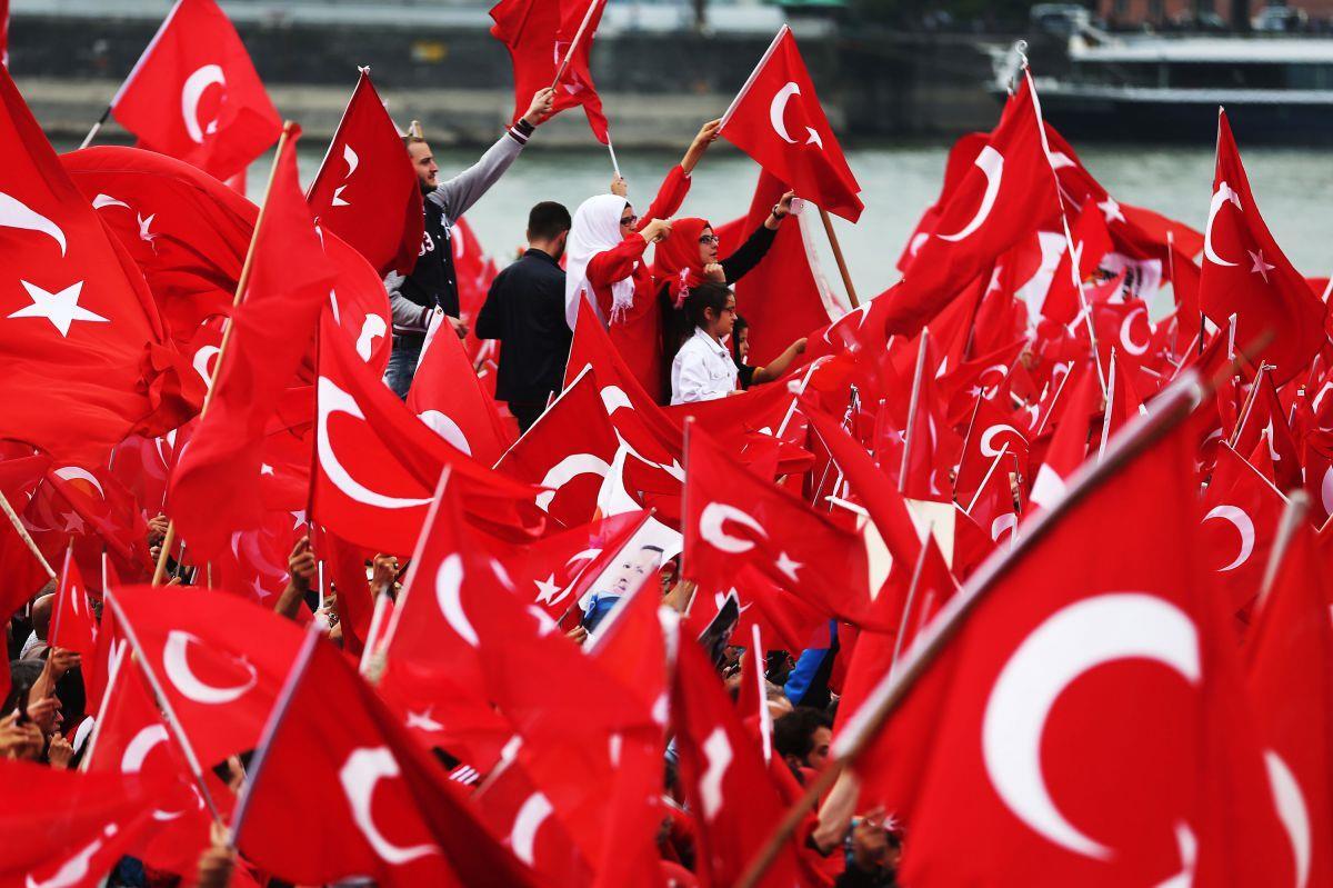 Anhänger des türkischen Staatspräsidenten Erdogan schwenken am  Sonntag bei einer Demo in Köln türkische Fahnen. Zwischen der EU und der Türkei gibt es aktuell große Meinungsverschiedenheiten. 