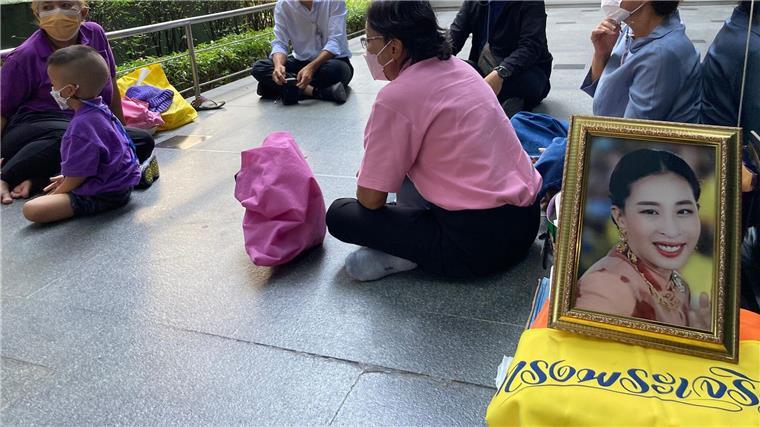 Thailands Palast gibt Gesundheitsupdate zu Prinzessin Bha Anhänger hatten nach Bekanntwerden ihrer gesundheitlichen Probleme wochenlang vor dem Krankenhaus ausgeharrt. (Archivbild)
