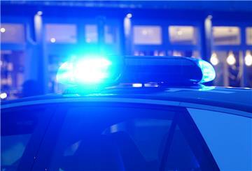 ARCHIV - 21.02.2024, Hamburg: Ein Streifenwagen der Polizei steht mit eingeschaltetem Blaulicht an einem Einsatzort. (zu dpa: «Polizeieinsatz wegen Schlägerei mit mehreren Menschen») Foto: Marcus Brandt/dpa +++ dpa-Bildfunk +++