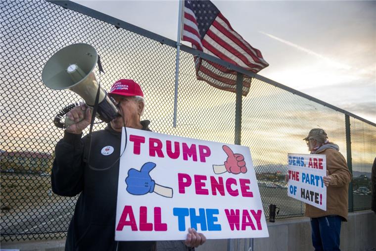 Votum zu Impeachment-Verfahren gegen Trump steht an Anhänger von US-Präsident Trump protestieren gegen das Impeachment-Verfahren der Demokraten gegen den Präsidenten.