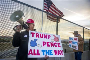 Anhänger von US-Präsident Trump protestieren gegen das Impeachment-Verfahren der Demokraten gegen den Präsidenten.

