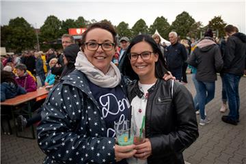 Anissa und Tanja freuen sich auf Rea Garvey. 