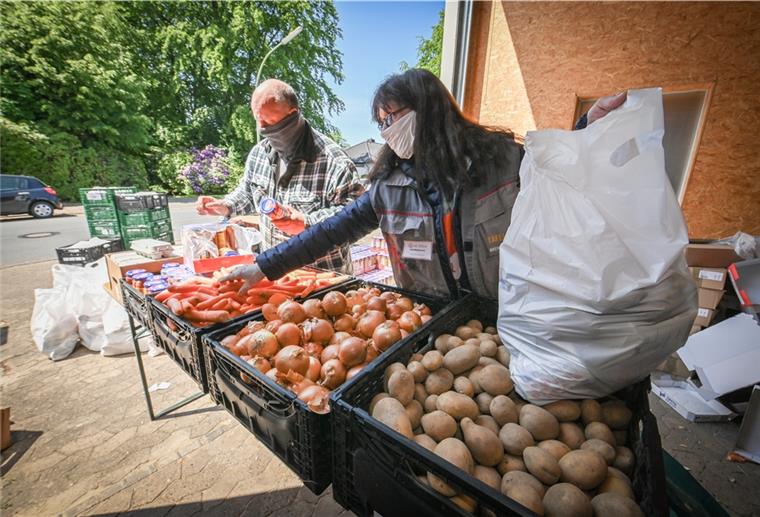 Lebensmittelpakete für benachteiligte Kinder Anita Münstermann und Ralf Bullwinkel von der Tafel packen die Essenspakete für die gut 1500 Kinder.