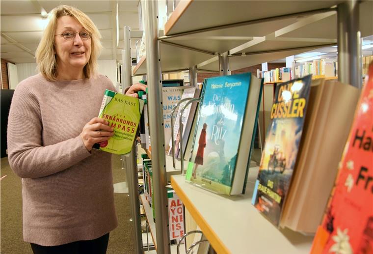 Nordenhamer Stadtbücherei öffnet wieder Anja Böltes, die stellvertretende Leiterin der Stadtbücherei Nordenham, freut sich, ab Donnerstag die Bibliothek wieder für die Nordenhamer Leseratten und Bücherwürmer öffnen zu können - auch wenn coronabedingt noch unter Auflagen und mit Einschränkungen. Foto: Kühnemuth