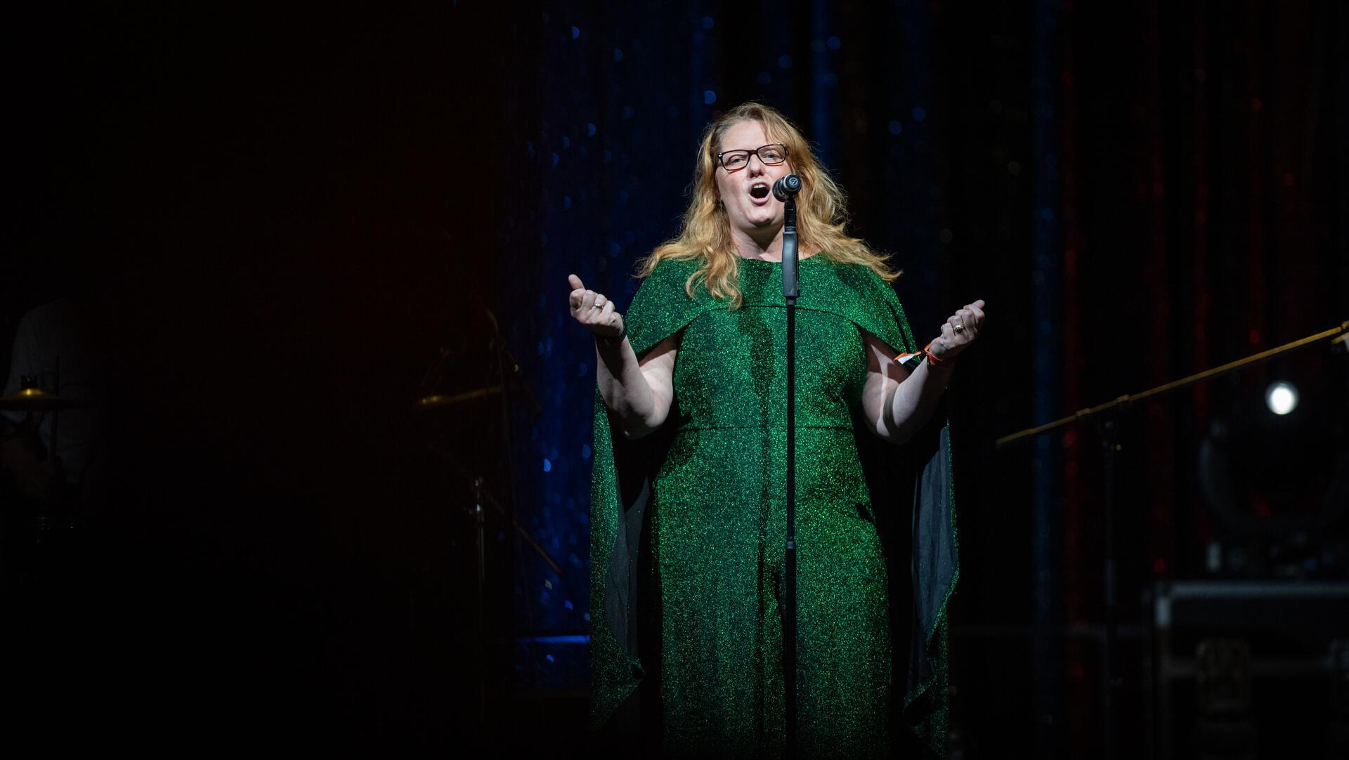 Anja Butzkus sang You'll never walk alone von Natalie Pearson.