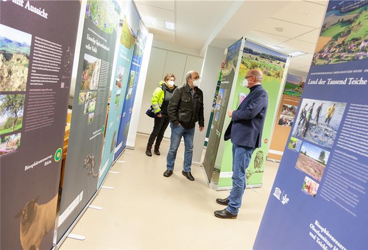 Ausstellung: Vom Wattenmeer bis zum Bayrischen Wald Anja Hanke, Hartmut Magers und Jürgen Rahmel gehören zu den ersten Besuchern, die sich die neue Ausstellung im Nationalpark-Haus Wurster Nordseeküste am Freitagnachmittag anschauen.
