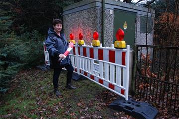 Anja Heins hat auf der rückwärtigen Seite des Langener Friedhofs jetzt eine Absperrschranke aufgestellt.