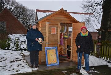 Anja Rittmeyer (links) und Nicole Burgstaller freuen sich, dass die Tauschbox so gut angenommen wird.