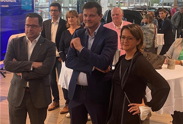Grundmann holt Direktmandat im Kreis Rotenburg Anja und Oliver Grundmann (Mitte) gestern Abend in Stade: Gespannt verfolgen sie die ersten Ergebnisse des Wahlabends.