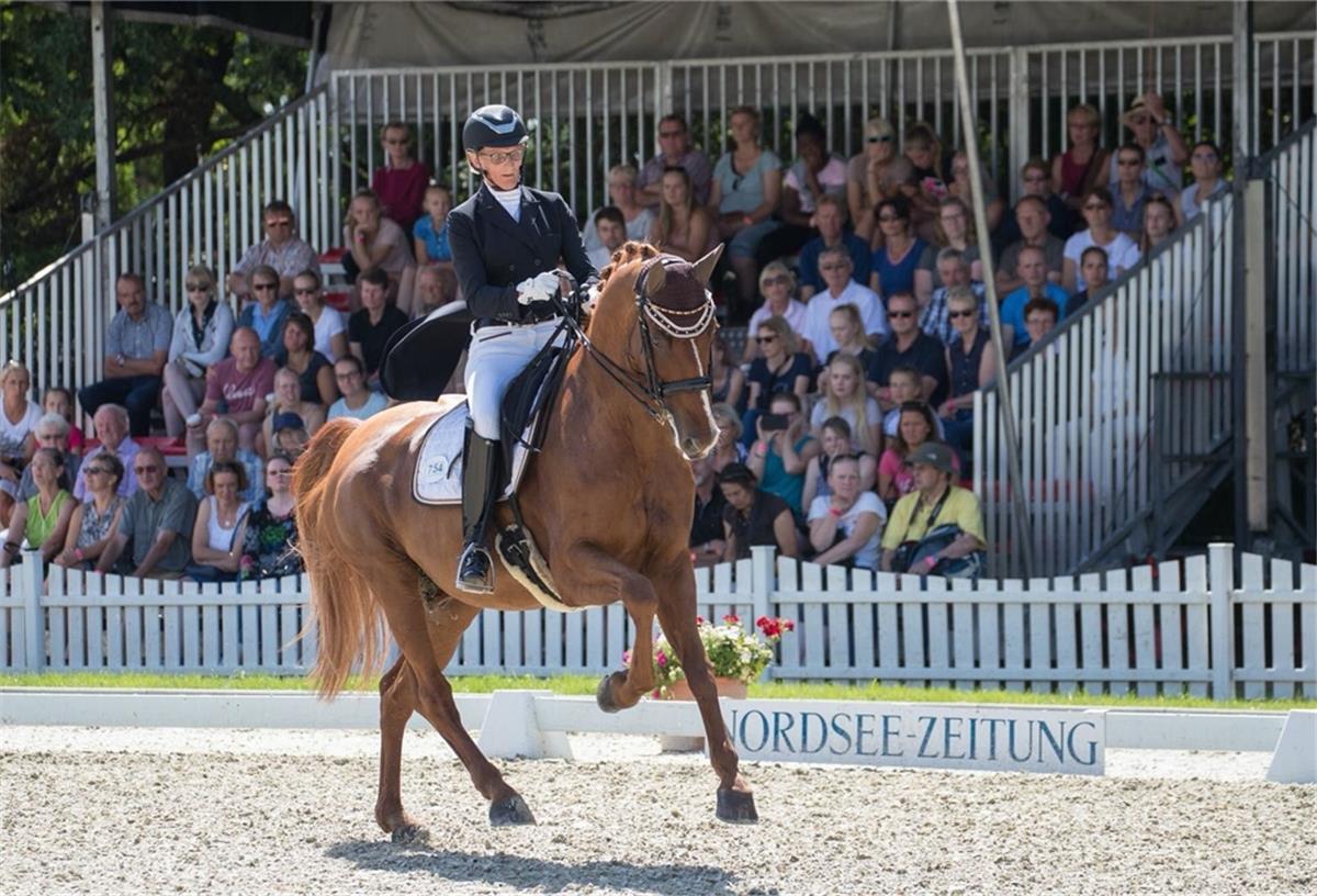 Anke Dieckell aus Elmlohe reitet bereits seit einigen Jahren nur noch mit Reithelm statt Zylinder.