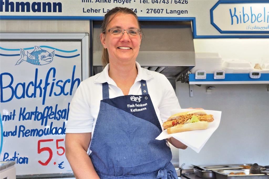 Anke Hoyer von Fisch-Feinkost Kathmann präsentiert den &quot;Fisch Hot-Dog&quot;...