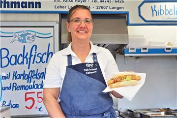Anke Hoyer von Fisch-Feinkost Kathmann präsentiert den &quot;Fisch Hot-Dog&quot;...
