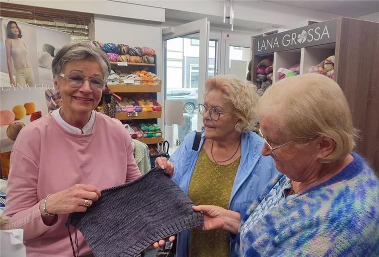 Wolllust: Wenn das Herz fürs Stricken schlägt Drei Frauen mit einem gestrickten Stück
