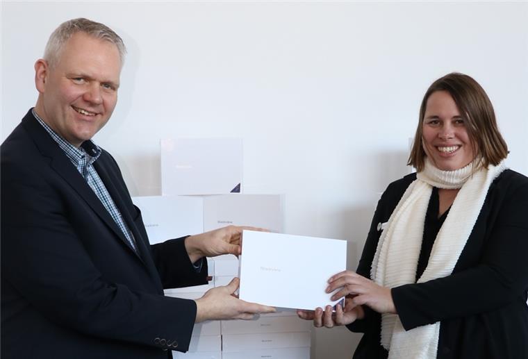 Wesermarsch: Land macht Volkshochschule fit für digitalen Wandel Anke Renken nahm jetzt für die Kreisvolkshochschule Wesermarsch 60 Tablets in Empfang. Überreicht wurden sie von Wissenschaftsminister Björn Thümler.