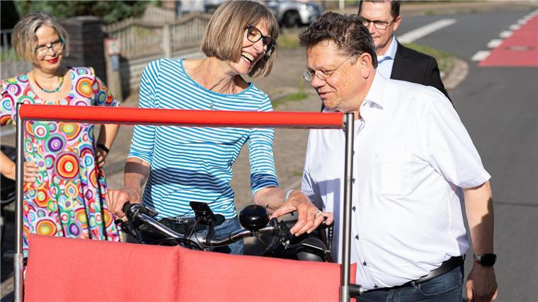 Anke Schöne (2.v.l) erklärt Andreas Philippi (SPD, 3.v.l) die Funktionsweise der Rikscha.