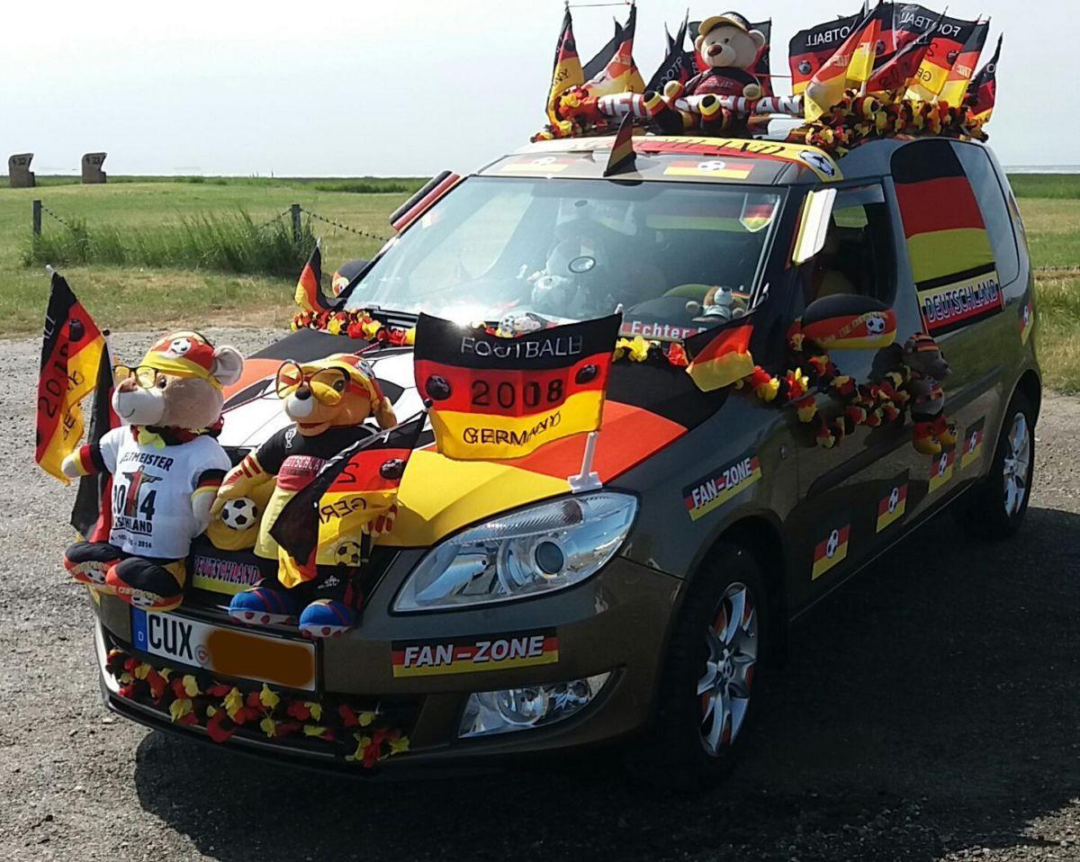 Dieses Auto aus Nordholz sorgt für beste WM-Stimmung Anke Seidel aus Nordholz hat ihren Skoda weltmeisterlich geschmückt.