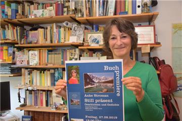 Anke Stroman freut sich auf ihre Buchpremiere. Am Freitag stellt die ehemalige Lehrerin im Güterschuppen das Werk „Still präsent“ vor. 